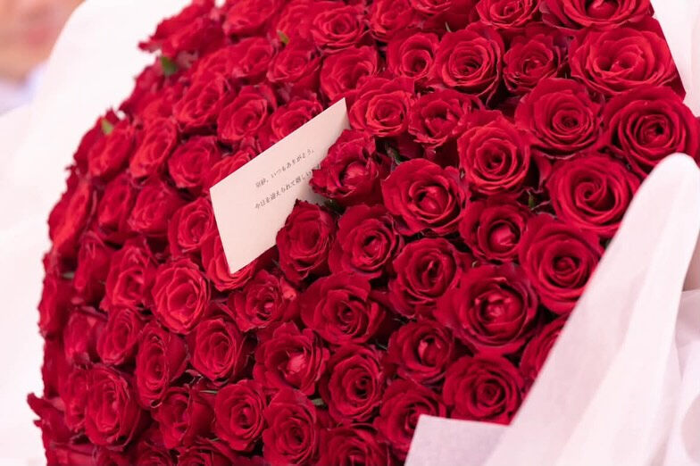 100本の薔薇の花束をご依頼くださったお客様より、あたたかい