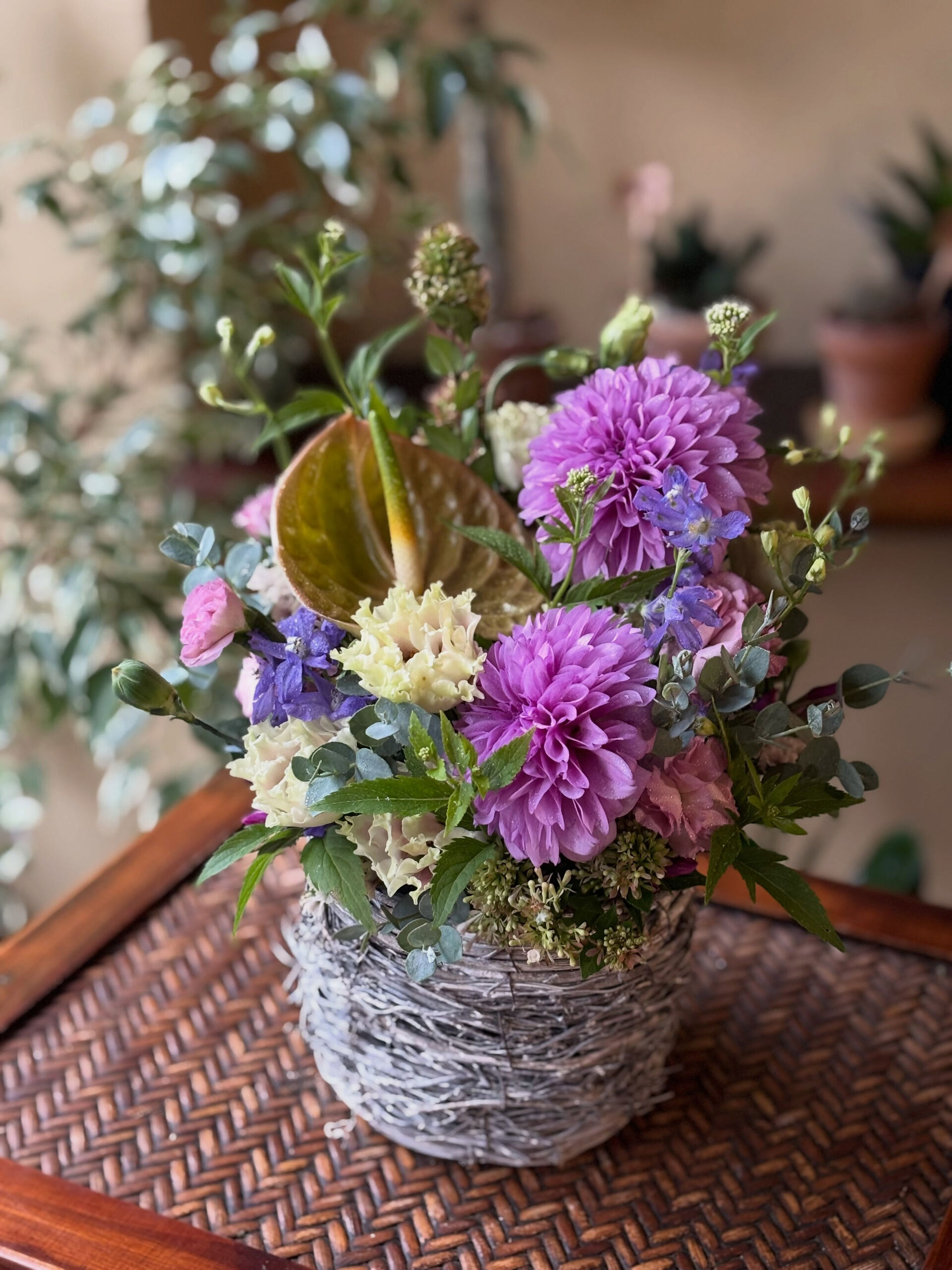 「なぜ、この花をここに生けるのか？」 感覚だけに頼らず、デザ