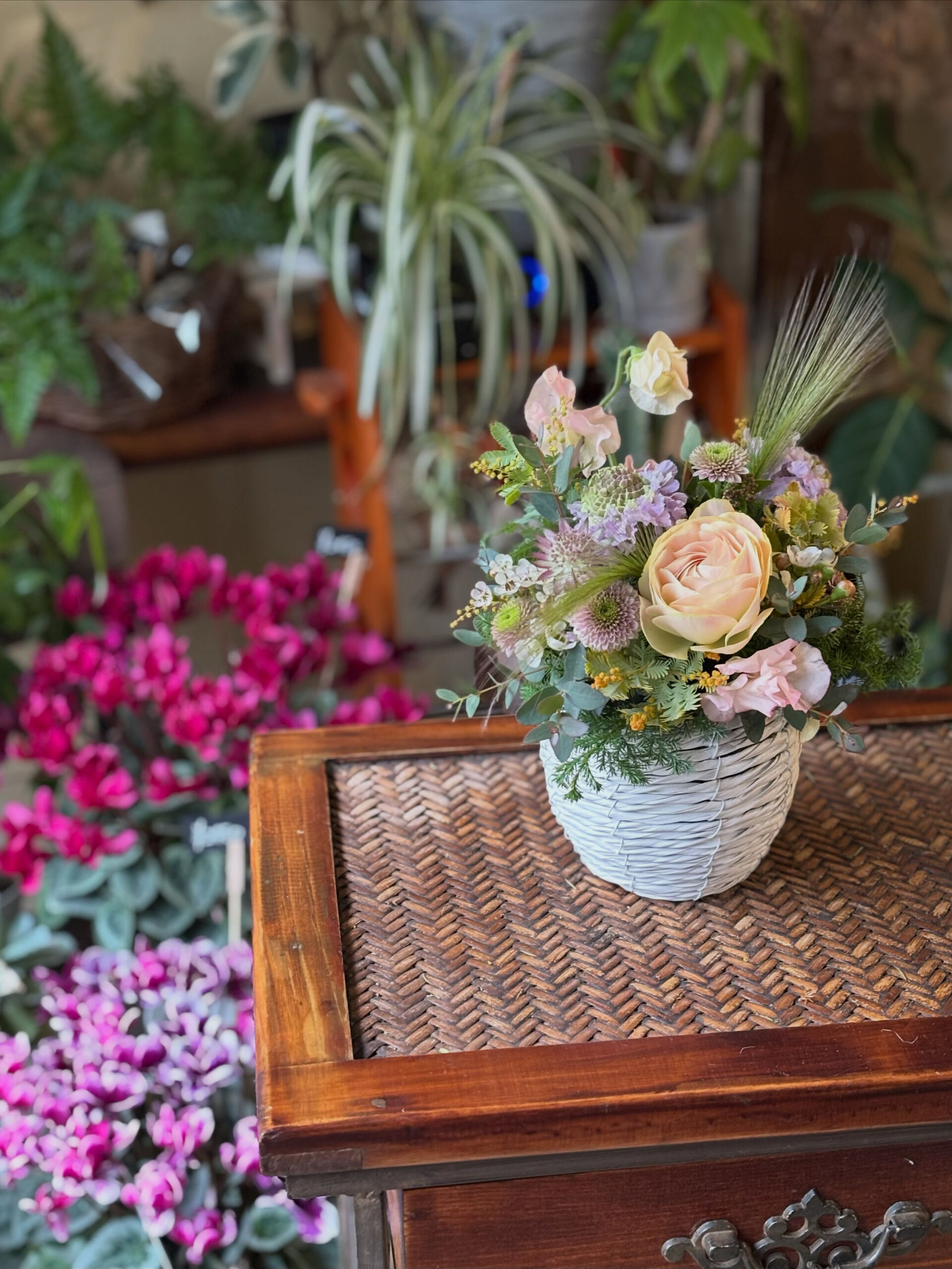 「なぜ、この花をここに生けるのか？」 感覚だけに頼らず、デザ