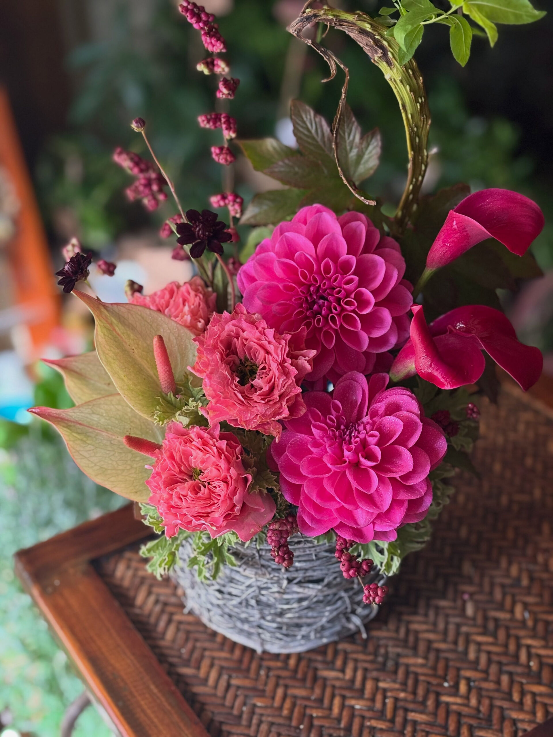 「なぜ、この花をここに生けるのか？」 感覚だけに頼らず、デザ