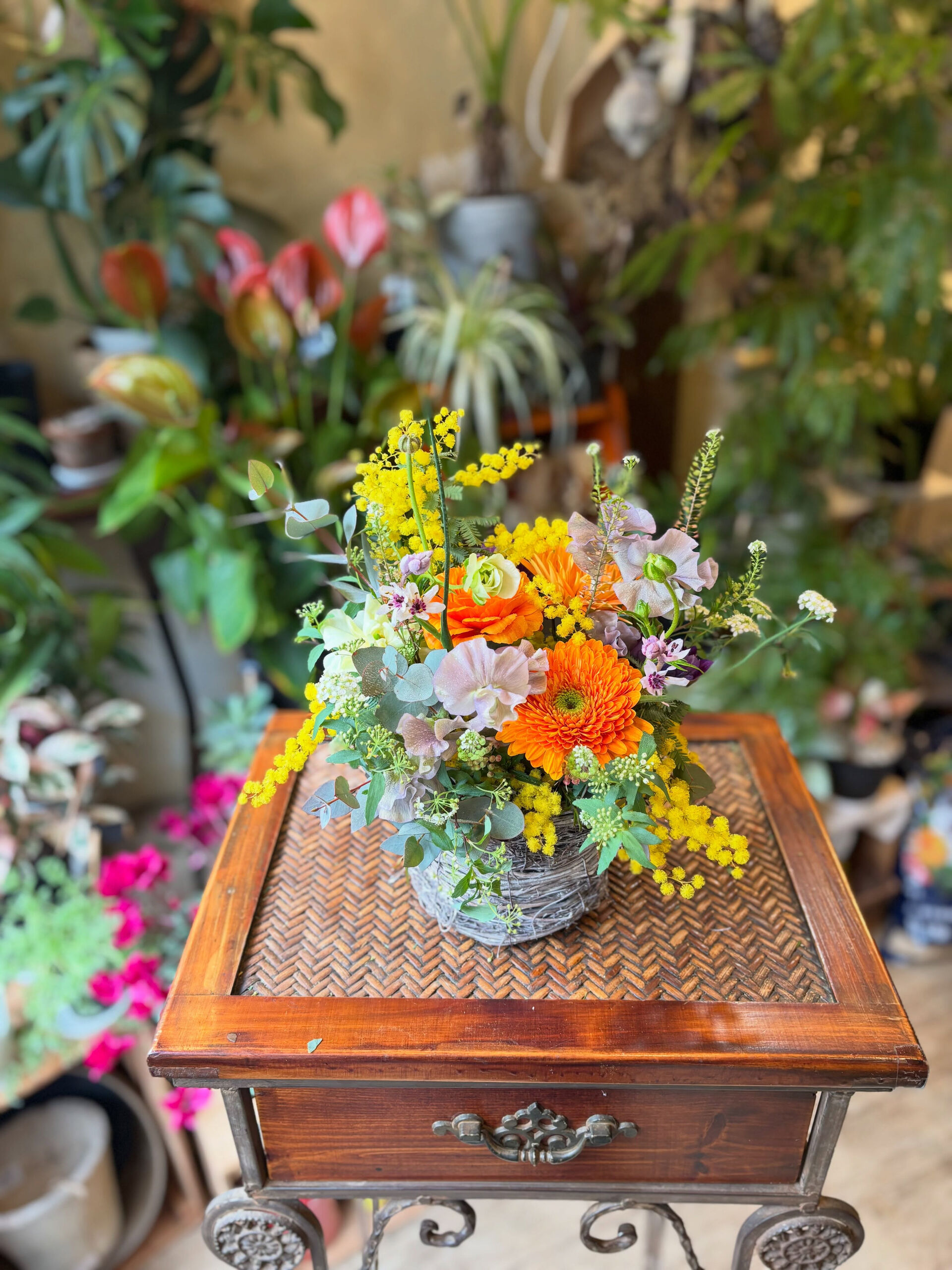 「なぜ、この花をここに生けるのか？」 感覚だけに頼らず、デザ