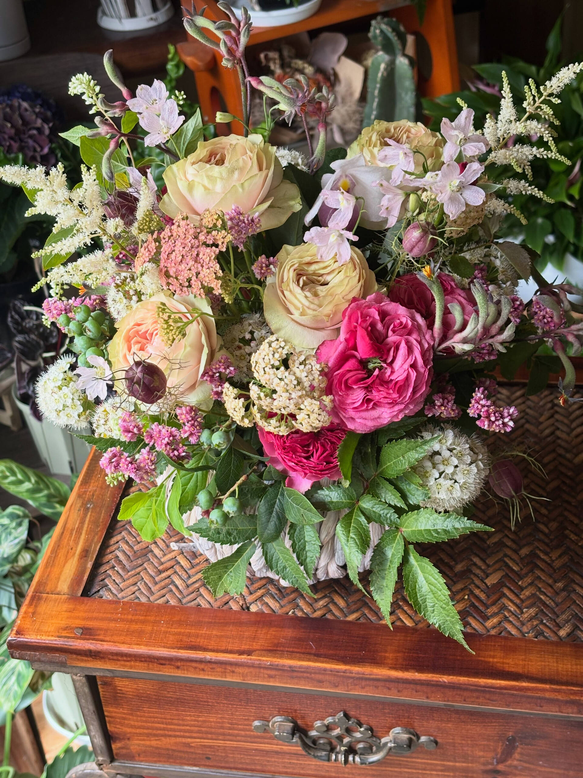 「なぜ、この花をここに生けるのか？」 感覚だけに頼らず、デザ