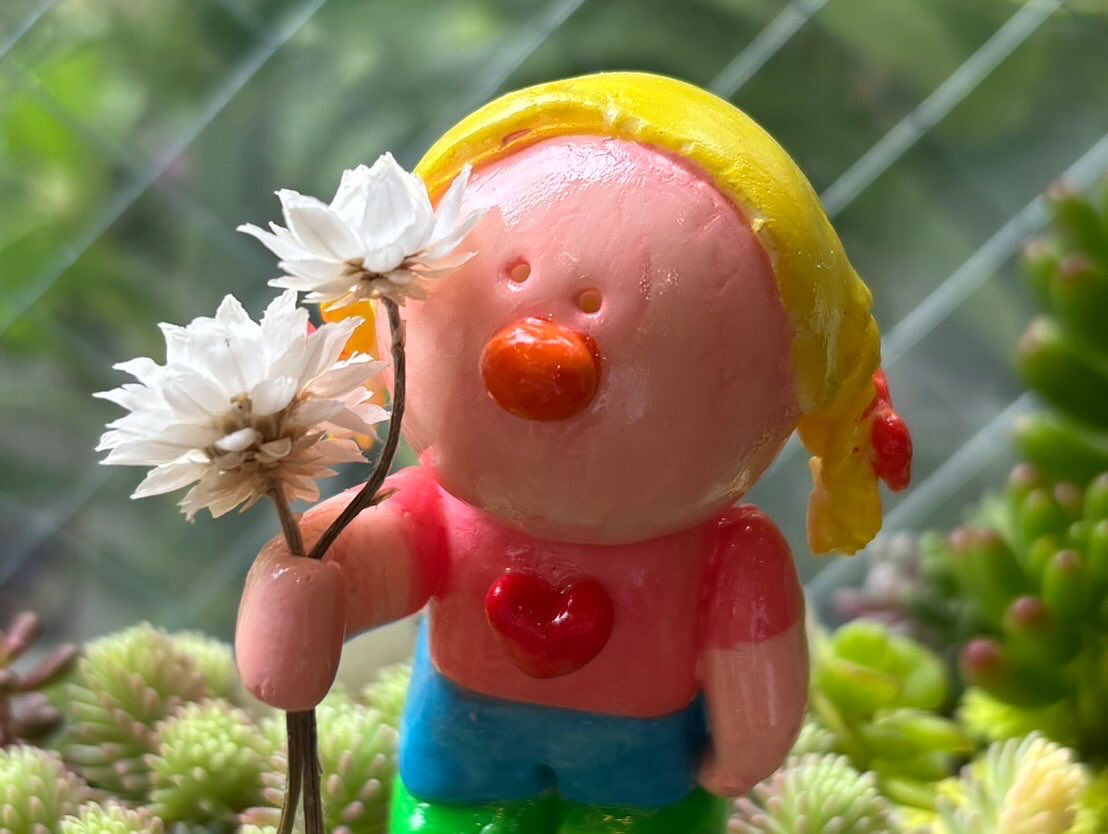 ちいさな手に、お花をぎゅっと