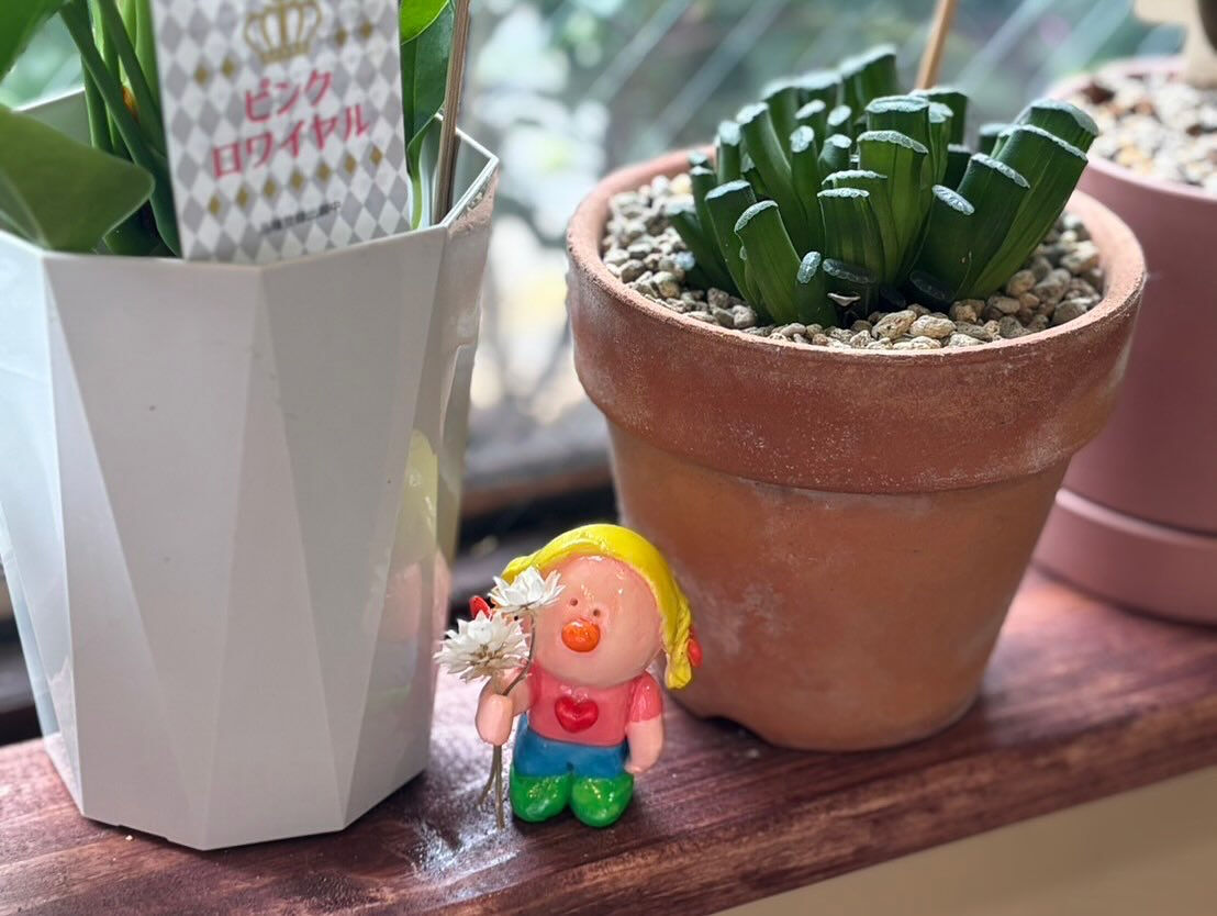 ちいさな手に、お花をぎゅっと