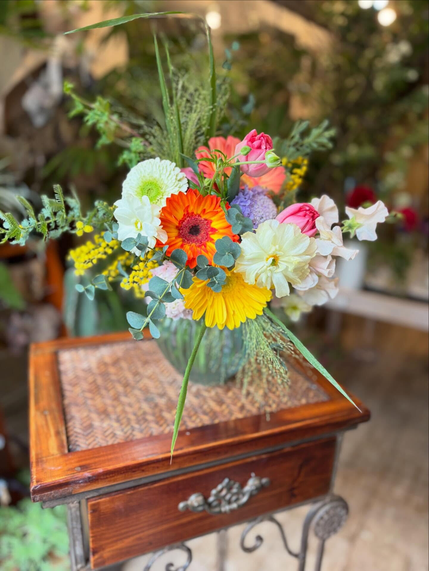 今週もいくつかご依頼をいただき、春らしい花たちを束ねさせてい