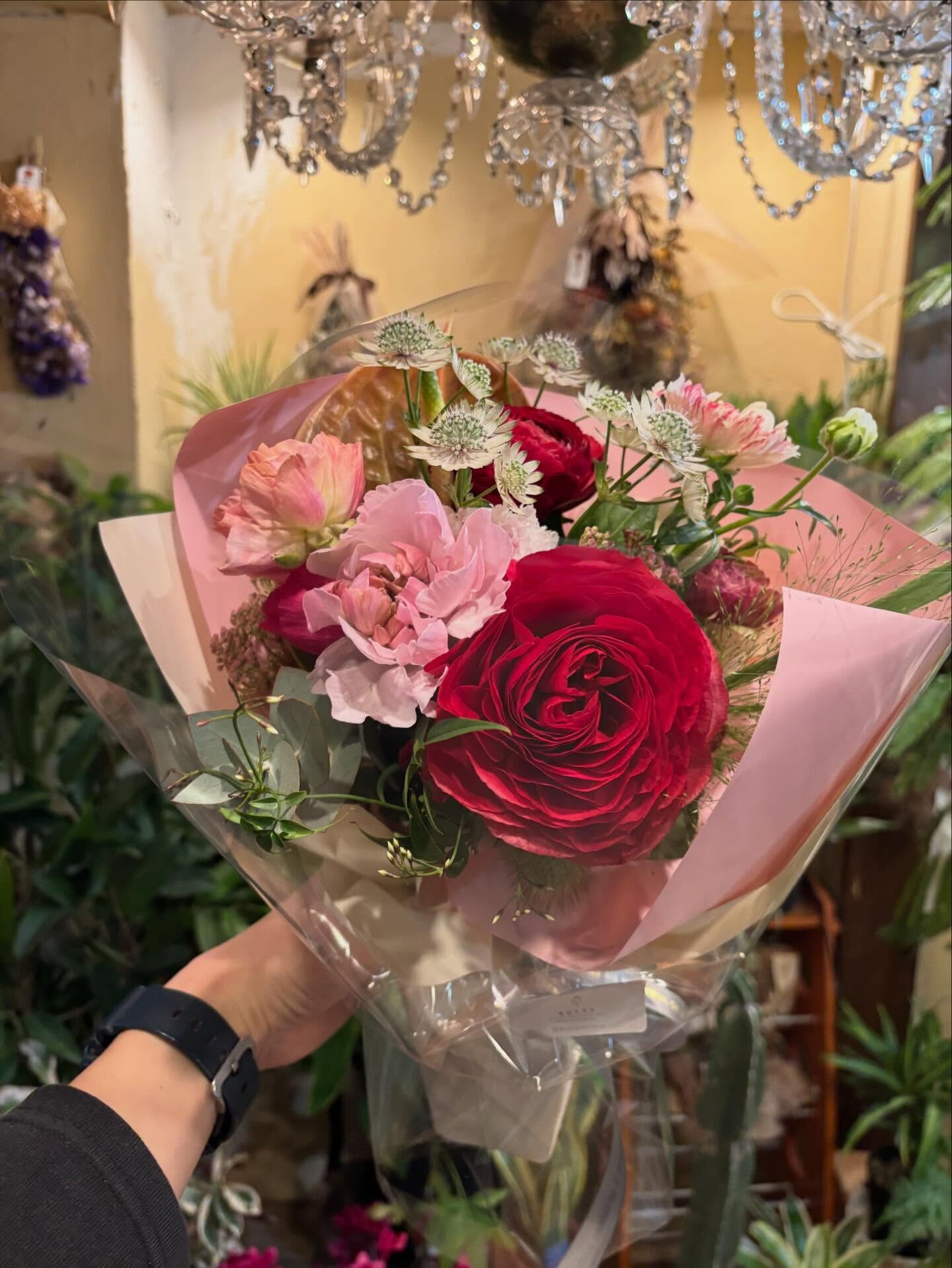 今週もいくつかご依頼をいただき、春らしい花たちを束ねさせてい