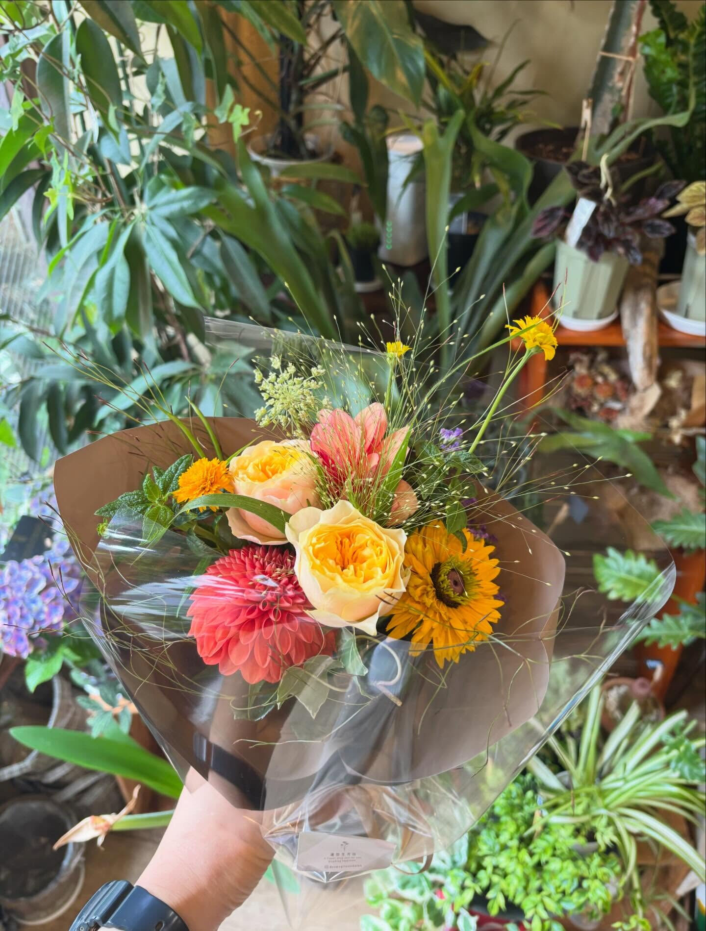 小花をたっぷり束ねた、