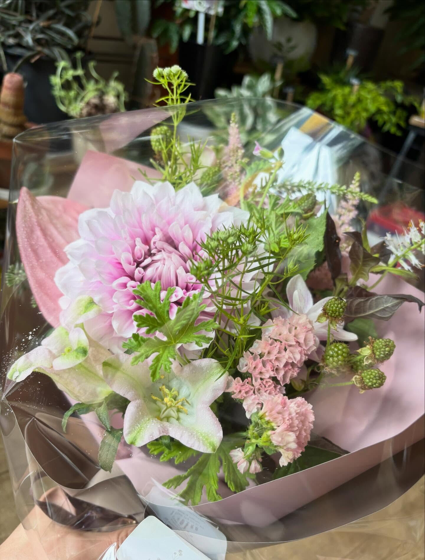 小花をたっぷり束ねた、