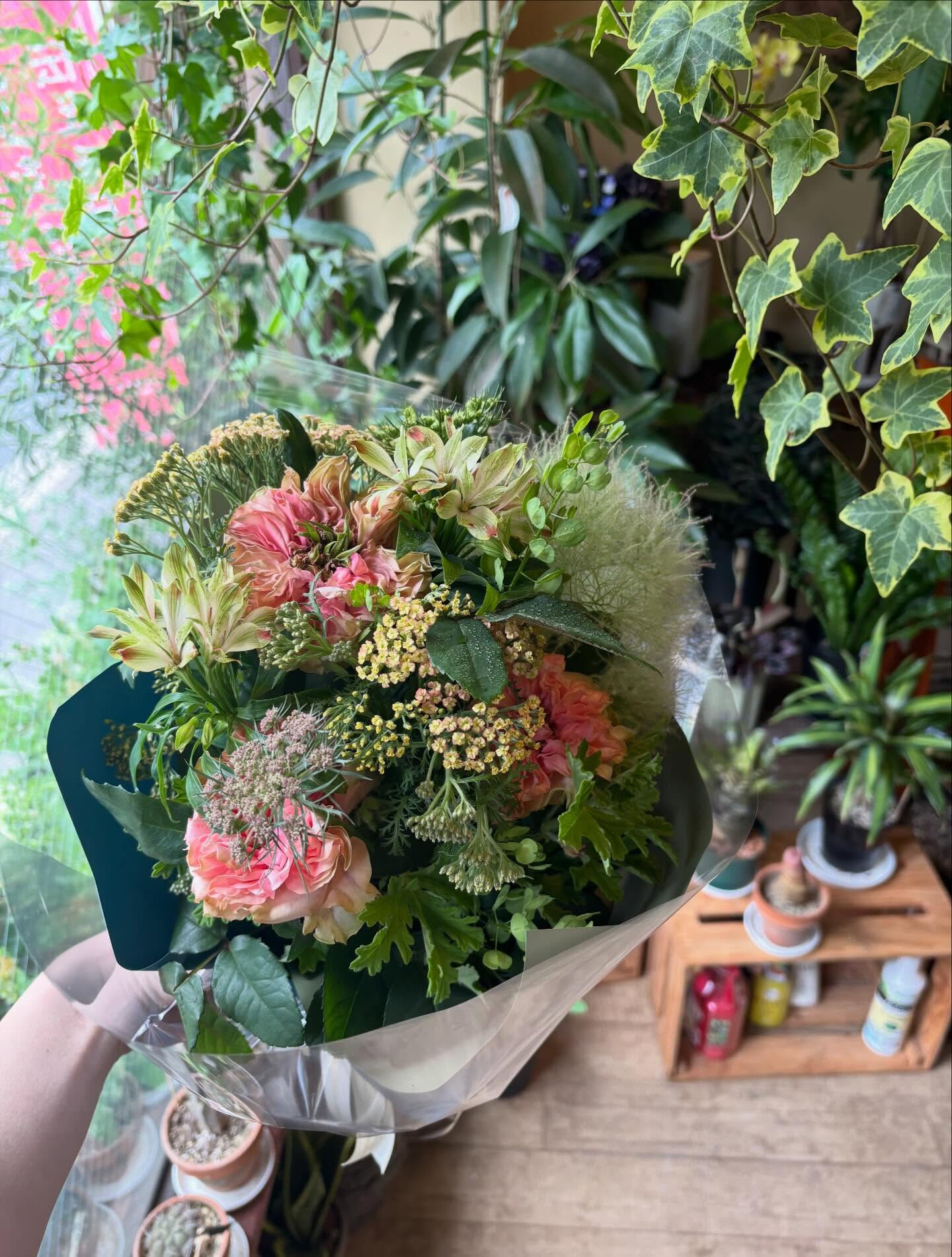 小花をたっぷり束ねた、