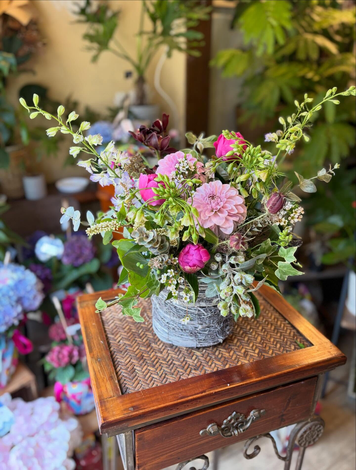 小花をたっぷり束ねた、